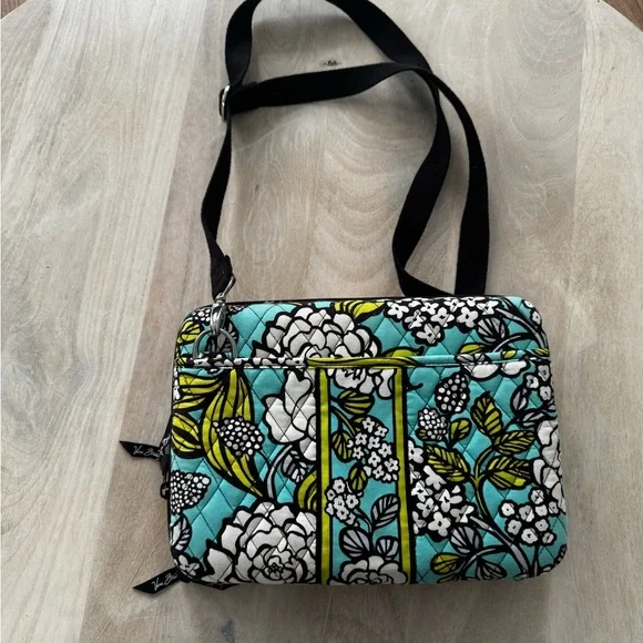 Vera Bradley hardshell tablet or laptop case in the “Island Blooms" pattern - Picture 1 of 4